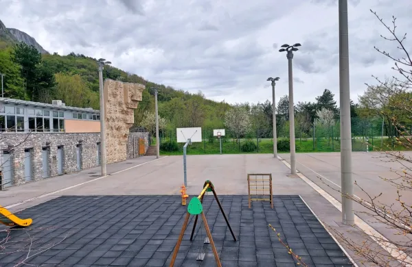 Občina namerava v Kampu Tura postaviti paviljon s pokrito  
plezalno steno in prenočišči. 