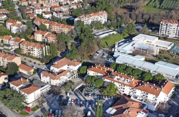 Spremenjen sistem parkirnih abonmajev razburja lastnike nepremičnin, ki v kraju niso stalno prijavljeni, pa tiste, ki skrbijo za 
ostarele starše, kraj pogosto obiskujejo ... Prebivalci Miljskega 
hriba  prosijo občino, naj jim omogoči vsaj eno uro brezplačnega 
parkiranja v središču kraja. 