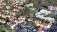 Spremenjen sistem parkirnih abonmajev razburja lastnike nepremičnin, ki v kraju niso stalno prijavljeni, pa tiste, ki skrbijo za 
ostarele starše, kraj pogosto obiskujejo ... Prebivalci Miljskega 
hriba  prosijo občino, naj jim omogoči vsaj eno uro brezplačnega 
parkiranja v središču kraja. 
