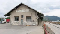 Za osrednjo razstavo bodo ključni prostori  skladišč železnice, za katere pa je občina šele vložila vlogo za gradbeno dovoljenje.