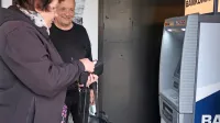 Vida Erjavec (ob njej predsednik KS Vojko Carl) se je po več letih 
razveselila dviga gotovine v domačem kraju.