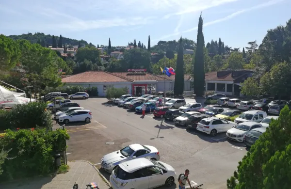Po podatkih statističnega urada je v ankaranski občini 3250 
prebivalcev, 1600 gospodinjstev in 591 osebnih vozil na tisoč 
prebivalcev - skupaj naj bi torej bilo 1970 osebnih vozil.