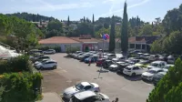 Po podatkih statističnega urada je v ankaranski občini 3250 
prebivalcev, 1600 gospodinjstev in 591 osebnih vozil na tisoč 
prebivalcev - skupaj naj bi torej bilo 1970 osebnih vozil.