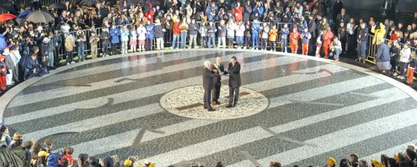 Vstop v Evropsko unijo brez meja se je za Slovenijo simbolno 
zgodil na slovesnosti na Trgu Evrope, ki sega tako v Novo Gorico 
kot v Gorico.