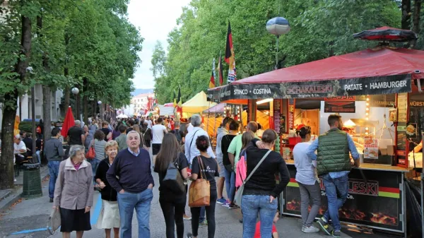 Goriški Okusi na meji so eden najbolj vidnih in množičnih  znakov nove dinamike v goriškem somestju po vstopu Slovenije v EU. 