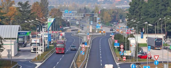 Pred vstopom v EU so se pred mejnimi prehodi  gnetli  tovornjaki, ki so čakali na carinjenje blaga,  po vstopu pa kolon ni bilo več.