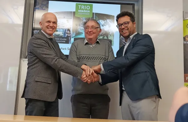 Janko Boštjančič, Stojan Ščuka in Aaron Uazeua so včeraj obnovili sodelovanje pod skupno znamko Trio kraških znamenitosti. Z roko v roki 
se promovirajo že od leta 2016. 