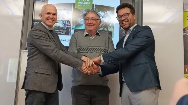 Janko Boštjančič, Stojan Ščuka in Aaron Uazeua so včeraj obnovili sodelovanje pod skupno znamko Trio kraških znamenitosti. Z roko v roki 
se promovirajo že od leta 2016. 