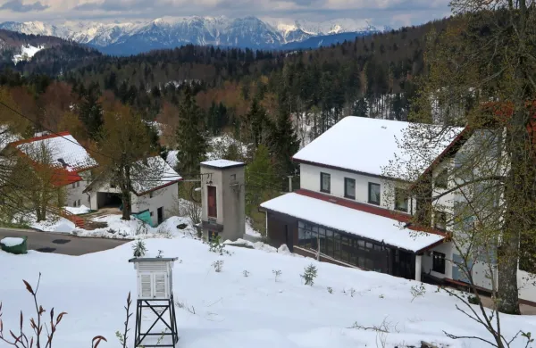 V gorah te dni za gornike velja previdnost pred plazovi, zasneženo 
Vojsko pa pred prvomajskimi prazniki nima obiskovalcev.