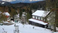 V gorah te dni za gornike velja previdnost pred plazovi, zasneženo 
Vojsko pa pred prvomajskimi prazniki nima obiskovalcev.