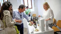Kulinarični mesec Okusi Vipavske letos poteka od 19. aprila do 20. 
maja, ko bo vrhunec istoimenskega festivala z osrednjim dogodkom v baročnem dvorcu Lanthieri v srednjeveškem jedru 
Vipave. Na fotografiji je utrinek z lanske prireditve.