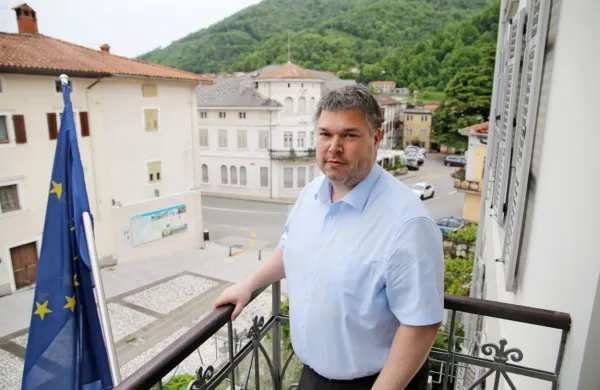 Miha Stegel poudarja, da cilj ni zaprtje cementarne, pač pa najti 
rešitve, da bo emisij občutno manj in da bo monitoring bolj 
strikten. 