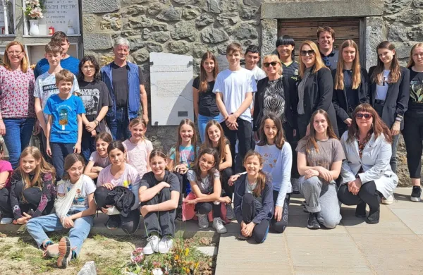Na spominsko slovesnost v Sansepolcro je odpotovalo 25 učencev 
OŠ Dušana Bordona, štirje učitelji mentorji, ravnateljica in njena 
pomočnica, nekdanja ravnateljica Vesna Lavriša in učitelj zgodovine Zdravko Marenčič, ki sta pred petimi leti tudi popeljala  
bordonovce na prvi obisk Sansepolcra. 