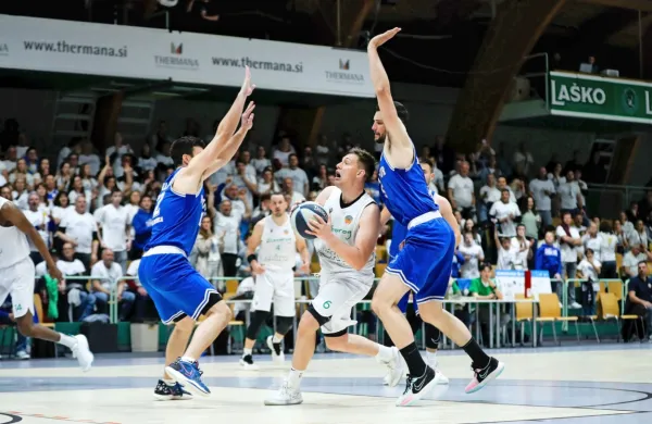 Pred številnimi privrženci so bili Bistričani (v modri opremi) blizu 
uvrstitve v prvo ligo. Prvi strelec tekme je bil izkušeni domačin 
Nejc Strnad (v ozadju).