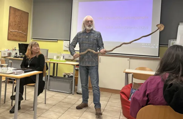 Boris Čok med prikazom staroverskega obreda 