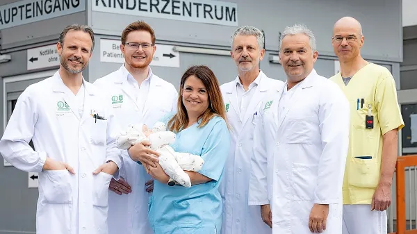 Ekipa, ki je rešila dojenčka Erika v Gradcu  Foto: UNIVERZITETNA 
KLINIKA GRADEC/MARIJA KANIZAJ