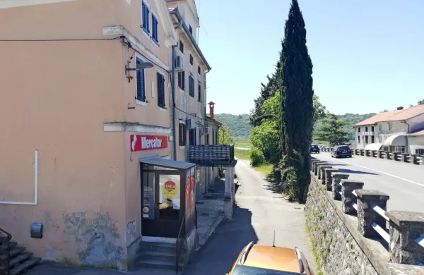 Mercatorjeva trgovina je edina trgovina z živili na območju KS 
Sečovlje, kjer živi več kot 1700 ljudi. 