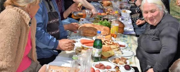Velikonočna supra na pokopališču v Gruziji.