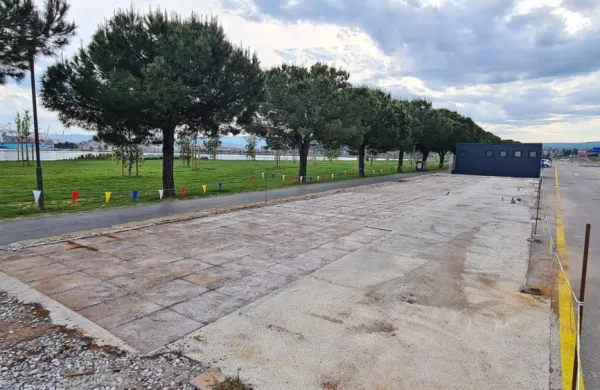 Na mestu zdaj že nekdanjih vagončkov bodo od sredine maja do 
konca oktobra za hrano in pijačo skrbeli v dveh gostinskih 
prikolicah.