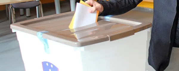 Prednostni oziroma preferenčni volilni glas konkretnemu kandidatu z list političnih strank je v Sloveniji uveljavljen na lokalnih 
volitvah  in volitvah evropskih poslancev. Za državnozborske volitve, z izjemo prvih večstrankarskih volitev leta 1990, ni na voljo.