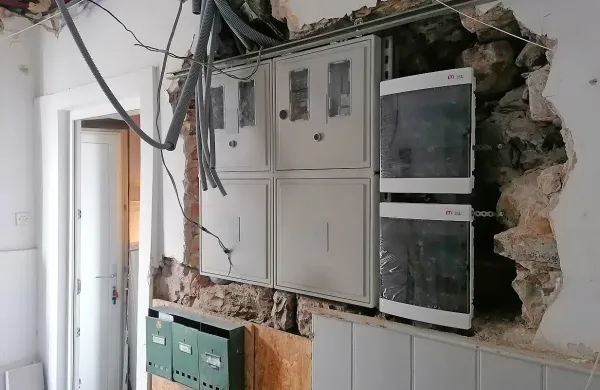 Podjetje BRDS je pridobilo soglasje družbe Elektro Primorska za zamenjavo števca in povečanje moči. Števec 
bo priključila Elektro Primorska, priključek in nova omarica z obstoječimi števci pa je že pripravljena. 