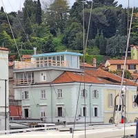Večstanovanjska hiša v Matteottijevi ulici, v kateri podjetje BRDS 
izvaja rekonstrukcijo nadstreška na strehi, ob tem pa tudi 
zamenjavo električne omarice. 