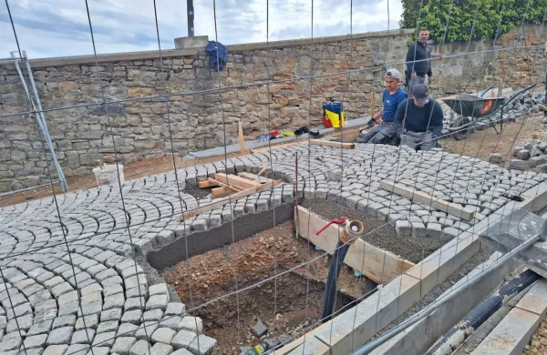 Delavci vračajo granitne kocke na svoje mesto, dela bi morali 
končati do konca maja. 