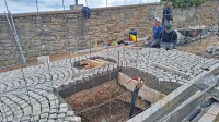 Delavci vračajo granitne kocke na svoje mesto, dela bi morali 
končati do konca maja. 