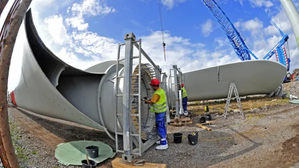 Od postavitve prve vetrne elektrarne pri Dolenji vasi (na sliki) 
mineva 12 let. 