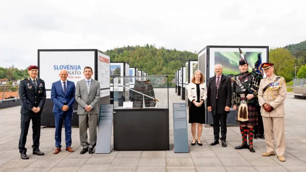 Sabljo je Parku vojaške zgodovine podaril soprog predsednice 
republike Aleš Musar (stoji levo ob vitrini), kilt pa je izročila 
veleposlanica Združenega kraljestva Tiffany Sadler.   