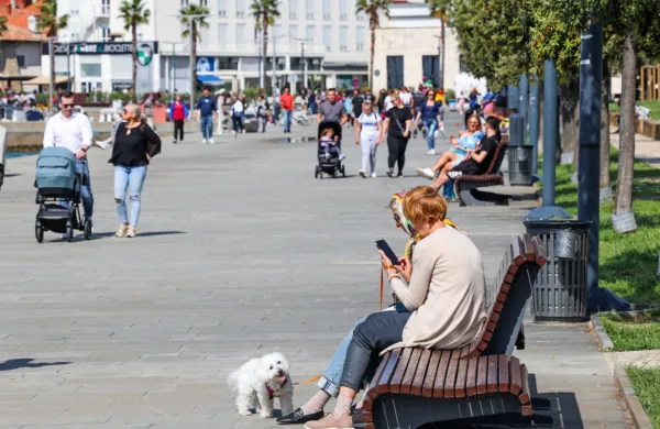 Prost dostop do brezžičnega omrežja vsaj na določenih javnih 
prostorih  omogočajo številne občine, ne pa vse.