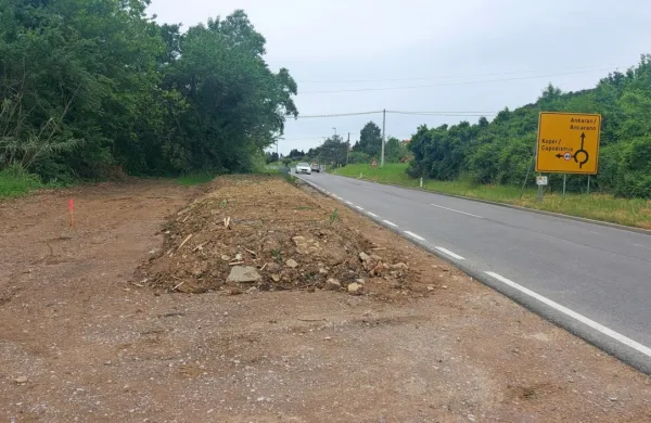 Tudi tik pred Ankaranom zemeljski nasip preprečuje ustavljanje.