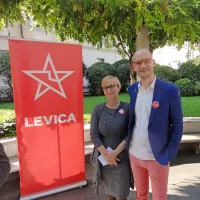 Matej Tašner Vatovec si plačo služi kot poslanec državnega zbora, Maja Tašner Vatovec pa kot vodja oddelka na ministrstvu, ki ga vodi 
član Levice.  