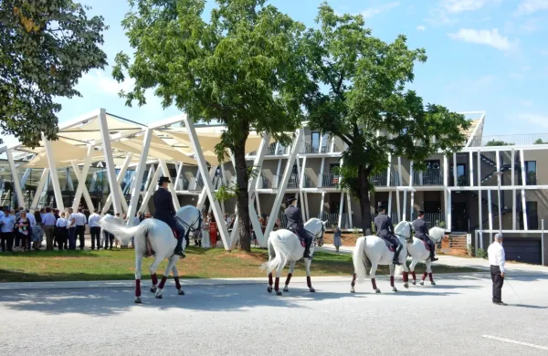 Prenovljeni hotel Maestoso je vrata odprl julija 2021.   