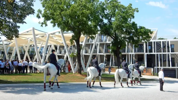 Prenovljeni hotel Maestoso je vrata odprl julija 2021.   