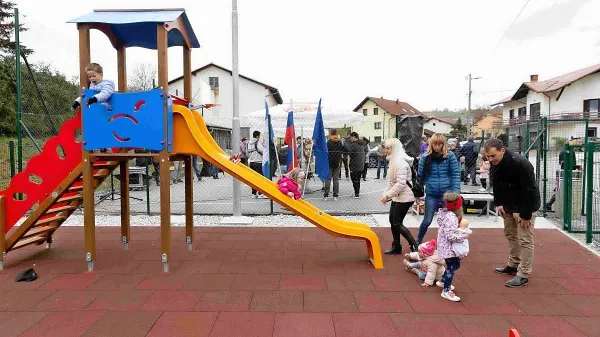 Ureditev igrišča v Radohovi vasi je bila manjša, a za dobro počutje 
otrok pomembna naložba. Igrišče so namenu uradno predali 
konec aprila.  