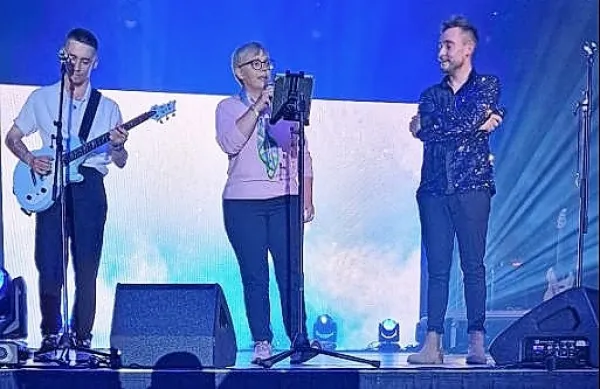 Predsednica je zapela ob spremljavi Aneja in Roka Piletiča.