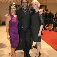 Da je ljubiteljica glasbe, je dokazala tudi predsednica državnega 
zbora Urška Klakočar Zupančič (na fotografiji z glasbenikoma 
Matevžem Šaleharjem Hamom in Nino Strnad)