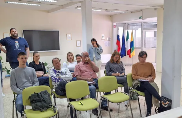 Ponudniki, zainteresirani za najem občinskih lokalov, so čakali, da 
bo občinska komisija odprla vse prispele ponudbe. 