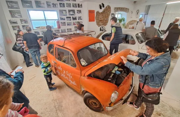 Na ogled je tudi legendarni fičo z legendarnim napisom: Najboljši avto je tisti, ki pelje srečne ljudi. 