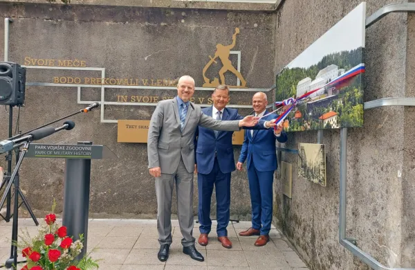 Razstava o zgodovini vojašnice in nastanku muzeja ter preroška 
napoved miru  bosta v medprostoru med razstavnimi paviljoni 
padli v oči vsakemu obiskovalcu muzeja. Včeraj so novo kovinsko 
instalacijo slovesno razvezali (z leve) pivški župan Robert Smrdelj, 
minister Aleksander Jevšek in direktor Parka Janko Boštjančič.  