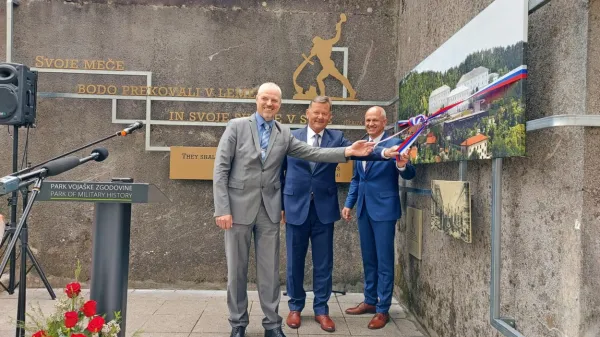 Razstava o zgodovini vojašnice in nastanku muzeja ter preroška 
napoved miru  bosta v medprostoru med razstavnimi paviljoni 
padli v oči vsakemu obiskovalcu muzeja. Včeraj so novo kovinsko 
instalacijo slovesno razvezali (z leve) pivški župan Robert Smrdelj, 
minister Aleksander Jevšek in direktor Parka Janko Boštjančič.  