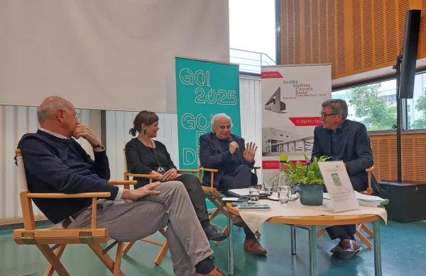  Knjigo, ki na drugačen način odkriva Gorici, so predstavili v Goriški knjižnici Franceta Bevka (z leve):  direktor 
Transmedie Boris Peric, Pia Lešnik, Andrea Bellavite in programski vodja EPK Stojan Pelko. 