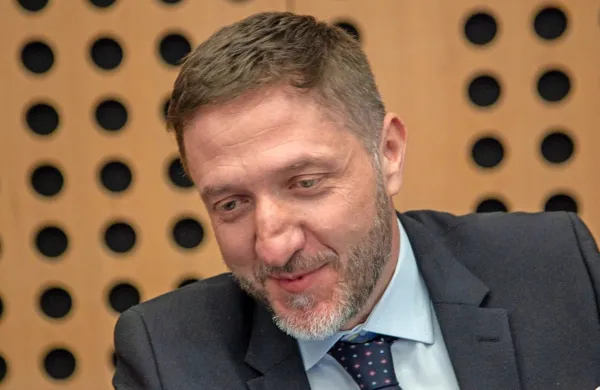 Glavni vladni pogajalec, finančni minister Klemen Boštjančič, bo 
sindikatom na centralnih pogajajanjih predstavil predlog uvrstitve 
direktorjev in ravnateljev na novo plačno lestvico.