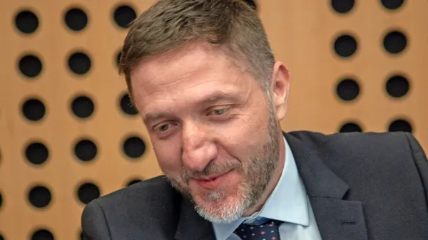 Glavni vladni pogajalec, finančni minister Klemen Boštjančič, bo 
sindikatom na centralnih pogajajanjih predstavil predlog uvrstitve 
direktorjev in ravnateljev na novo plačno lestvico.