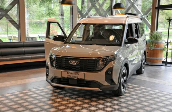 Ford Courier je lahko dobra alternativa enoprostorcem, lahko pa je 
tudi učinkovit prevoznik tovora.