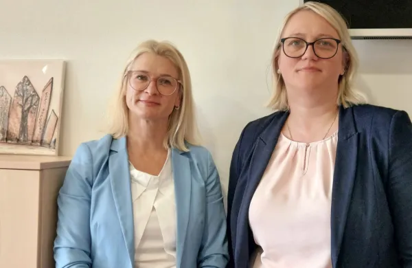 Direktorica CSD Primorsko - Notranjska Kristina Zadel Škrabolje  
(levo) in Brigita Knavs, ki je pristojna za področje dolgotrajne 
oskrbe. 