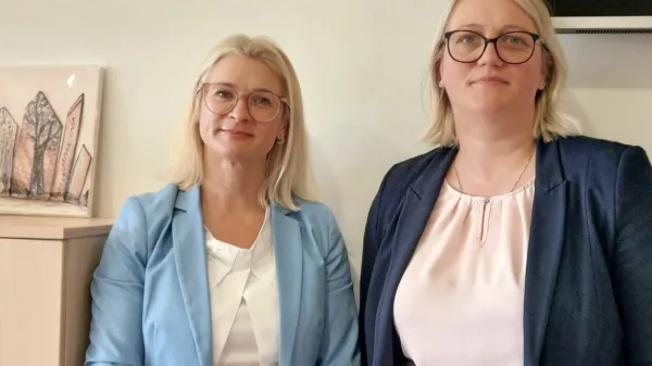 Direktorica CSD Primorsko - Notranjska Kristina Zadel Škrabolje  
(levo) in Brigita Knavs, ki je pristojna za področje dolgotrajne 
oskrbe. 