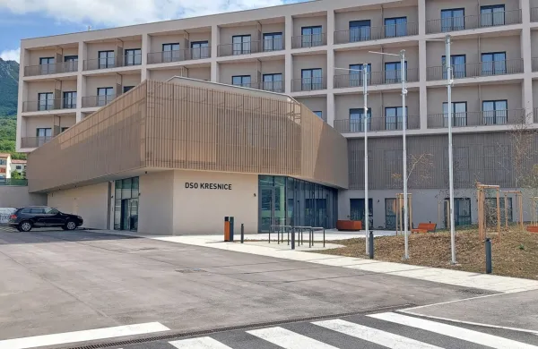  Dom Kresnice je pripravljen na vselitev stanovalcev.  Na nove 
prostore pa se bo morala  privaditi tudi redna obiskovalka,  mačka 
Muca. 