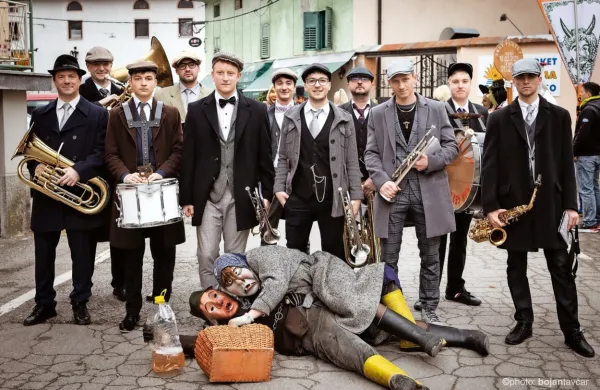 Muziciranje domačega TačMi Bras Banda po ulicah Cerknega bo eno od devetih osrednjih in šestih spremljevalnih dogodkov festivala Jazz Cerkno '24.